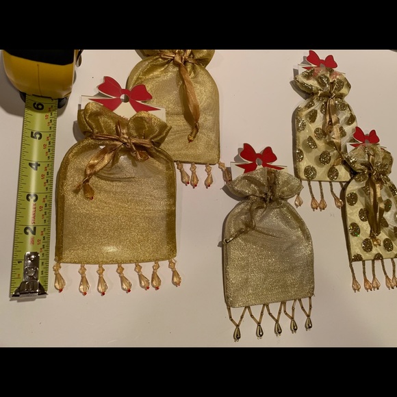 SET OF 5 SMALL GOLD HOLIDAY GIFT BAGS. - Picture 5 of 8